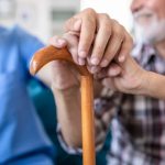 permanecer en casa con cuidadores